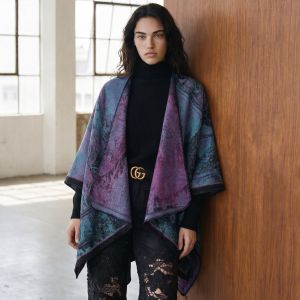 Sleeveless Vintage-Inspired Baroque Print Shawl