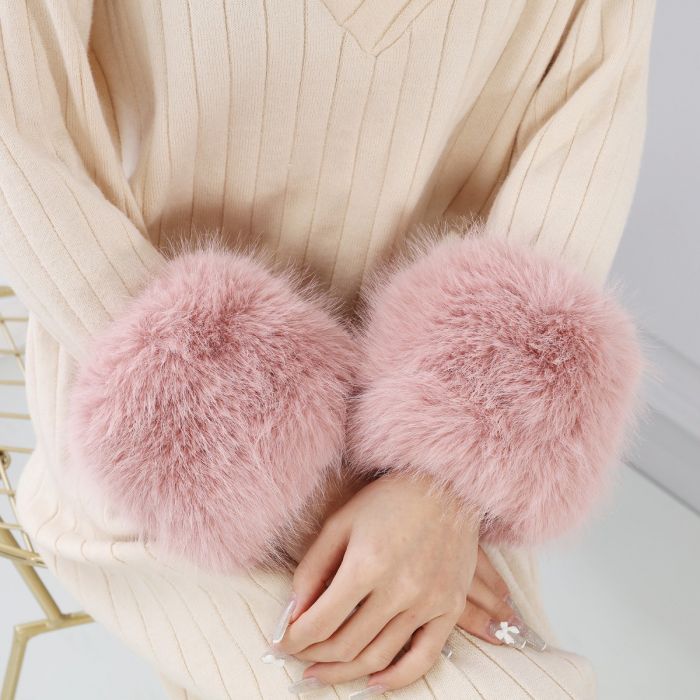 008 Faux fur cuffs in Dusty Pink