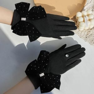 Velvet and Crystals Bow Gloves in Black HA313