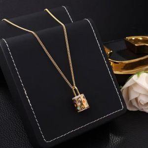 Small Flowers Details Necklace in Gold NEK542