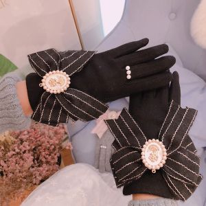 HA220 Vintage Queens brooch detail wool gloves in Black