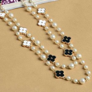 EUR412 Chunky pearl necklace with four petals flower in Ivory