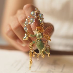 1556 Fairy angel brooch in Green