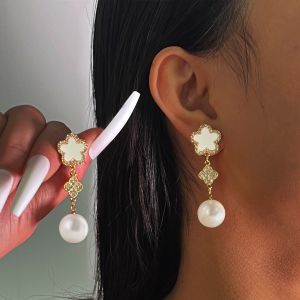 EUR442 Five petals earrings with pearl drop in Cream