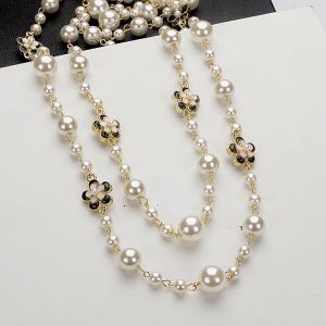EUR313 Pearl necklace with camelia rose in Black/White