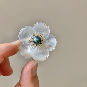 1555 Pearl flower brooch in Ivory