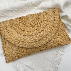 A172 Natural straw clutch bag in Tan
