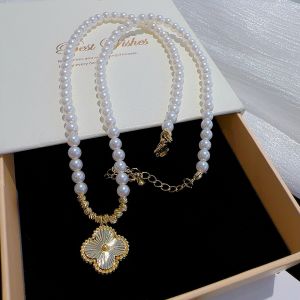 Timeless Pearl & Clover Pendant Necklace in Gold NEK551
