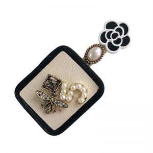 SS23 Bee hair clip with flower and N5 details in Ivory