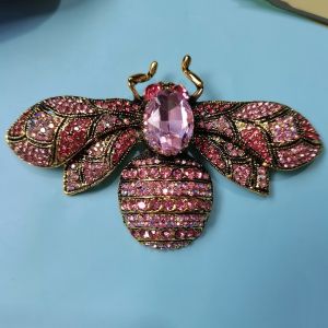 1554 crystal Bee brooch in Rose Pink