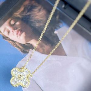 Four Petals Necklaces in Gold EUR511-1